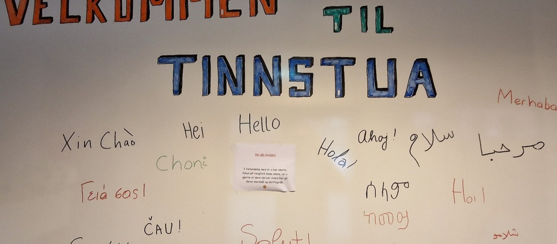 Velkommen til Tinnstua barnehage på ulike språk skrevet av barna foreldre