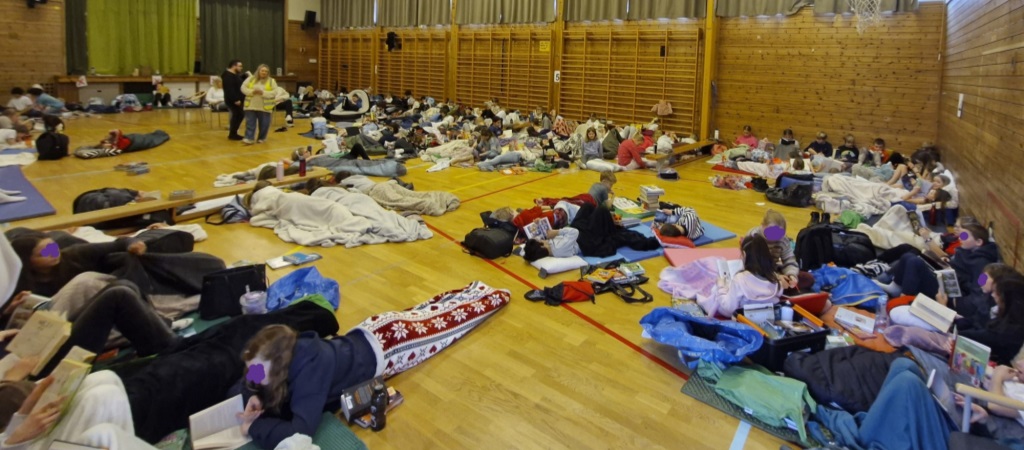 Gymsalen var fylt opp med lesende og HELT STILLE elever!