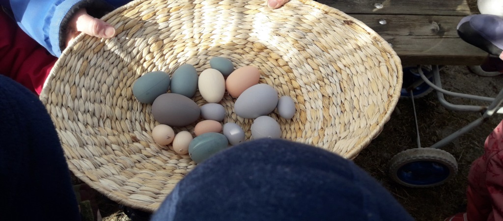 Å lete etter Lille fru Hønes egg er en av Hellinga barnehages mange tradisjoner