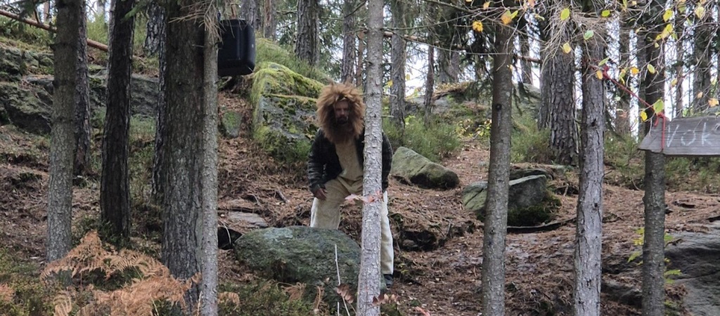 Løven lusker rundt i skogen